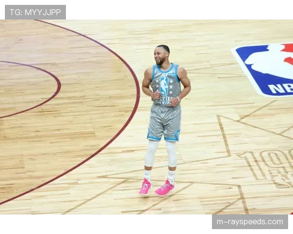 特写：库里在打破个人单赛季三分纪录后，与队友平静击掌